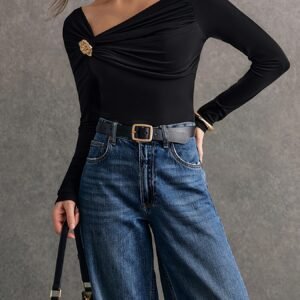 تألقي بأناقة فريدة: بلوزة الكتف المكشوف بتفاصيل زهرية وثنيات