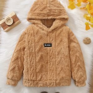 مغامرات دافئة وأناقة لا تتوقف: سويت شيرت الأولاد المخملي بقبعة!