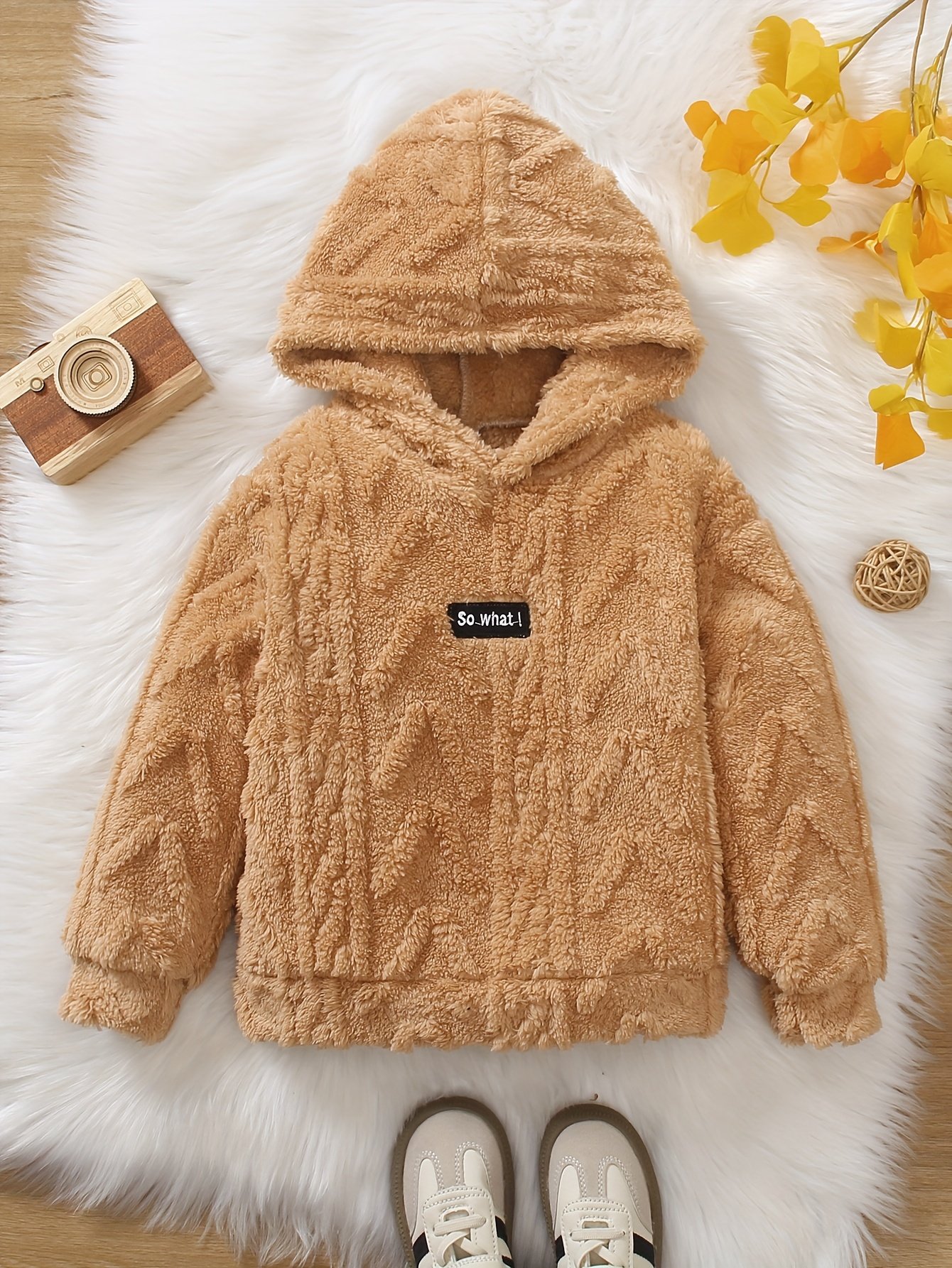 הרפתקאות חמות וסטייל בלתי פוסק: סווטשירט קפוצ'ון קטיפה לבנים!