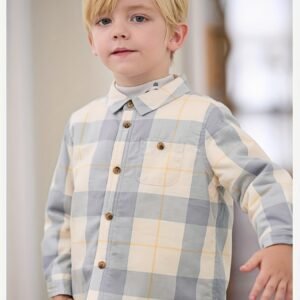 أناقة الدفء للأبطال الصغار: قميص الكاروهات الشتوي المبطن!