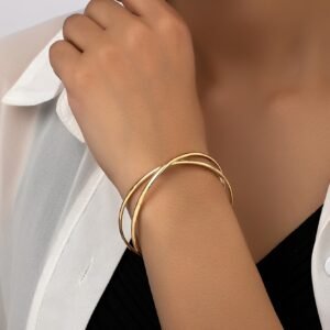 سوار الأناقة الذهبية: لمسة فاخرة لإطلالتك اليومية