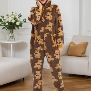 אמצי את החום והאלגנטיות: פיג'מת הדוב הקטיפתית עם קפוצ'ון!