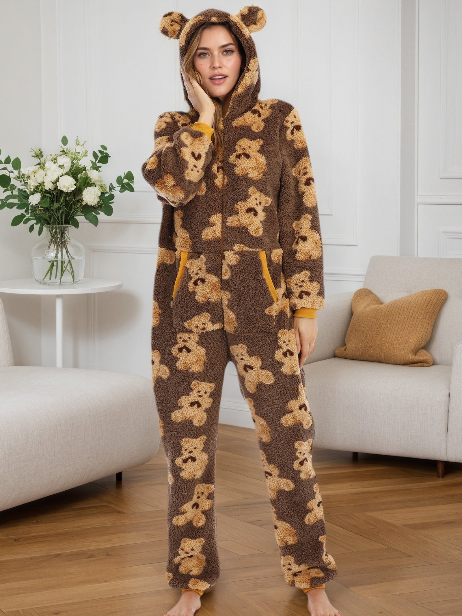 אמצי את החום והאלגנטיות: פיג'מת הדוב הקטיפתית עם קפוצ'ון!