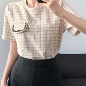 تألق عصري بلمسة كلاسيكية: تيشيرت الكاروهات الأنيق