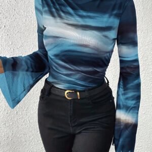 أناقة بلا حدود: بلوزة الأكمام الطويلة بتصميم التاي داي المتدرج