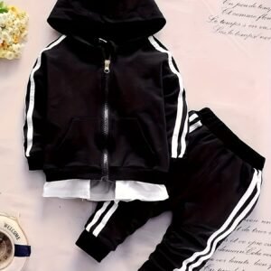 مغامرات مريحة وأناقة لا تتوقف: طقم أطفالك الجديد!