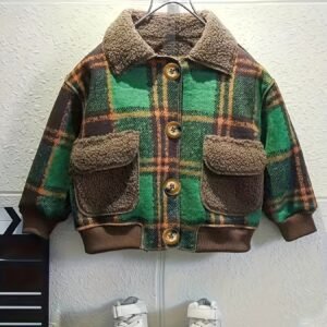 جاكيت الكاروهات الكلاسيكي: دفء وأناقة تخطف الأنظار!
