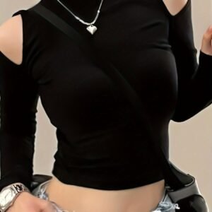 توب Y2K الساحر: قصة قصيرة، ياقة عالية، وأكتاف مكشوفة لإطلالة لا تُنسى!