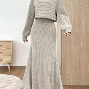 إطلالة الأناقة الشتوية المتكاملة: طقم فستان وبلوزة مضلع