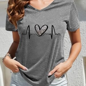 قلب الأناقة الصيفية: تيشيرت V-Neck بطبعة القلب المميزة