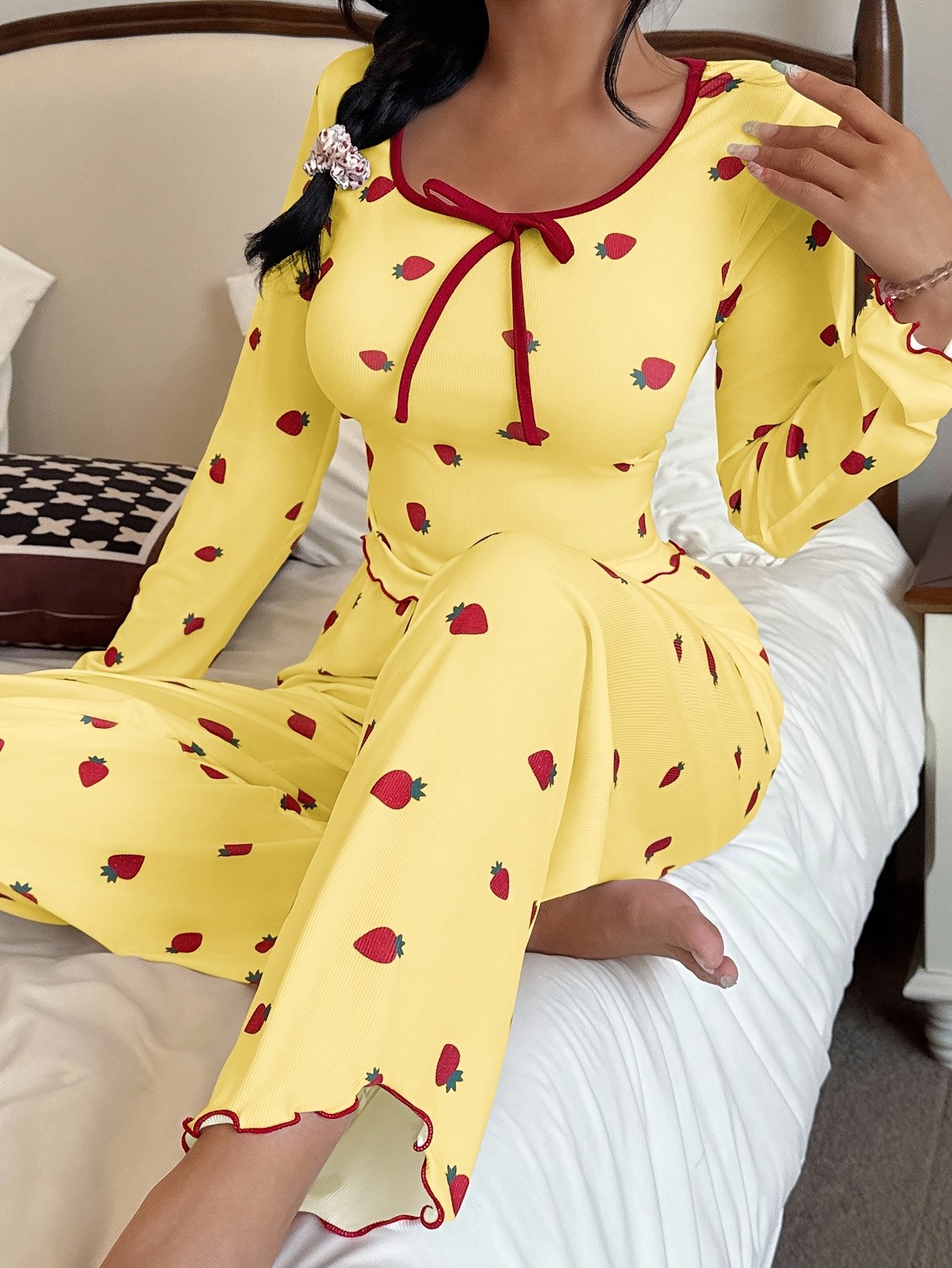 נוחות יוקרתית בנגיעה אלגנטית: סט פיג'מת התותים החדש! – תמונה 3