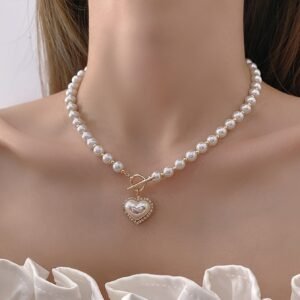 نبض الأناقة: قلادة القلب الذهبية المرصعة ببريق الراين