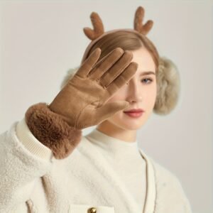 دِفءٌ وأناقة: غطاء الأذن بقرون الغزال الساحرة لمواسم البرد!