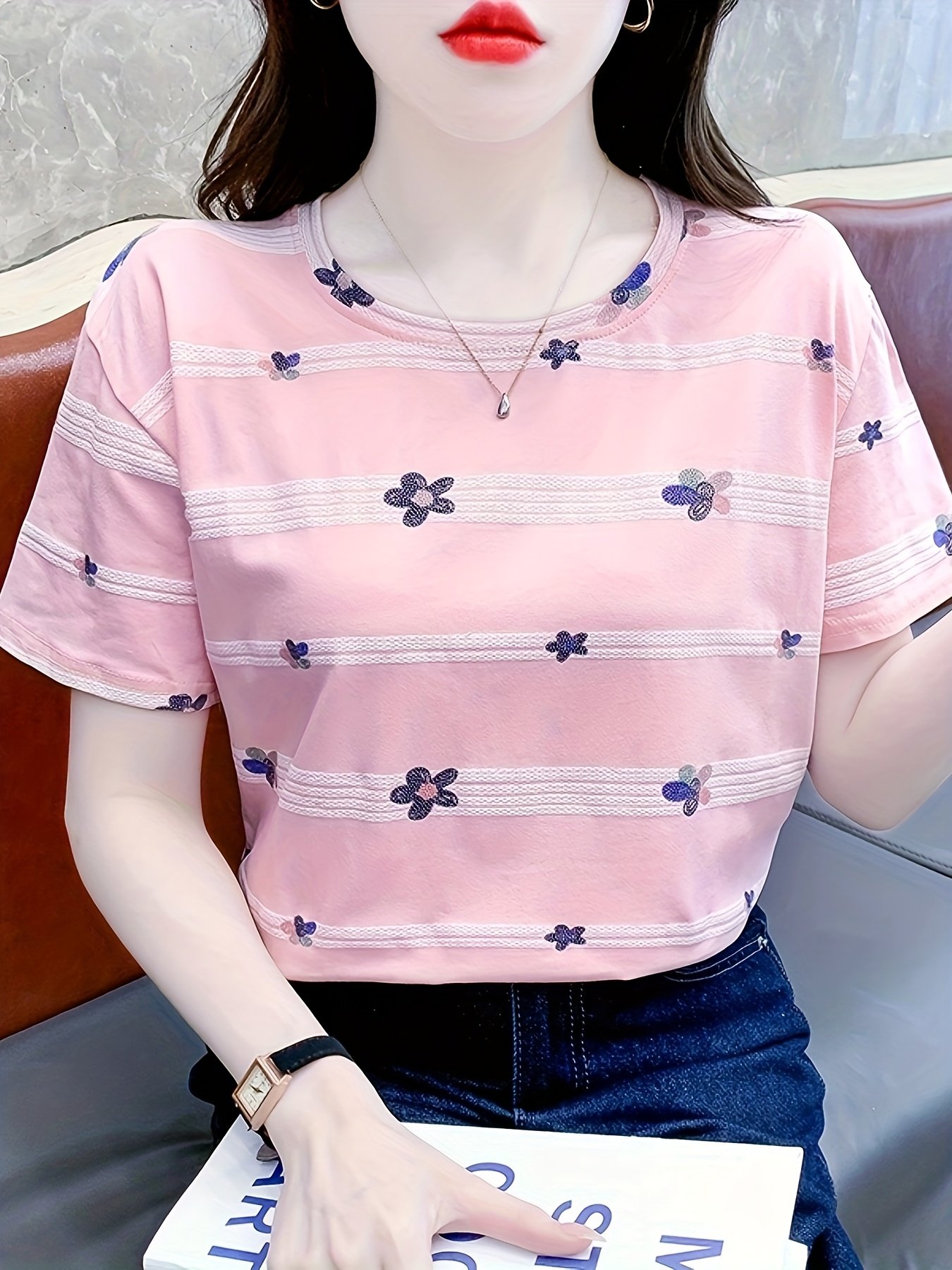 إشراقة الصيف الوردي: تيشيرت نسائي بطبعة زهور عصرية ومقاس مريح