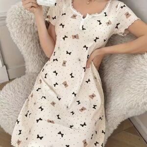 أناقة هادئة وراحة لا تضاهى: فستان نوم نسائي بتصميم الدب المرح والفيونكة الجذابة
