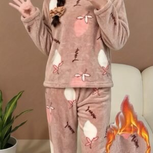 دفء لا يقاوم: طقم بيجامة الخوخ المخملي لفصول البرد!