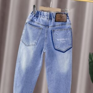 جينز أولادك الجديد: أناقة عصرية، راحة لا تُضاهى، ومغامرات بلا حدود!