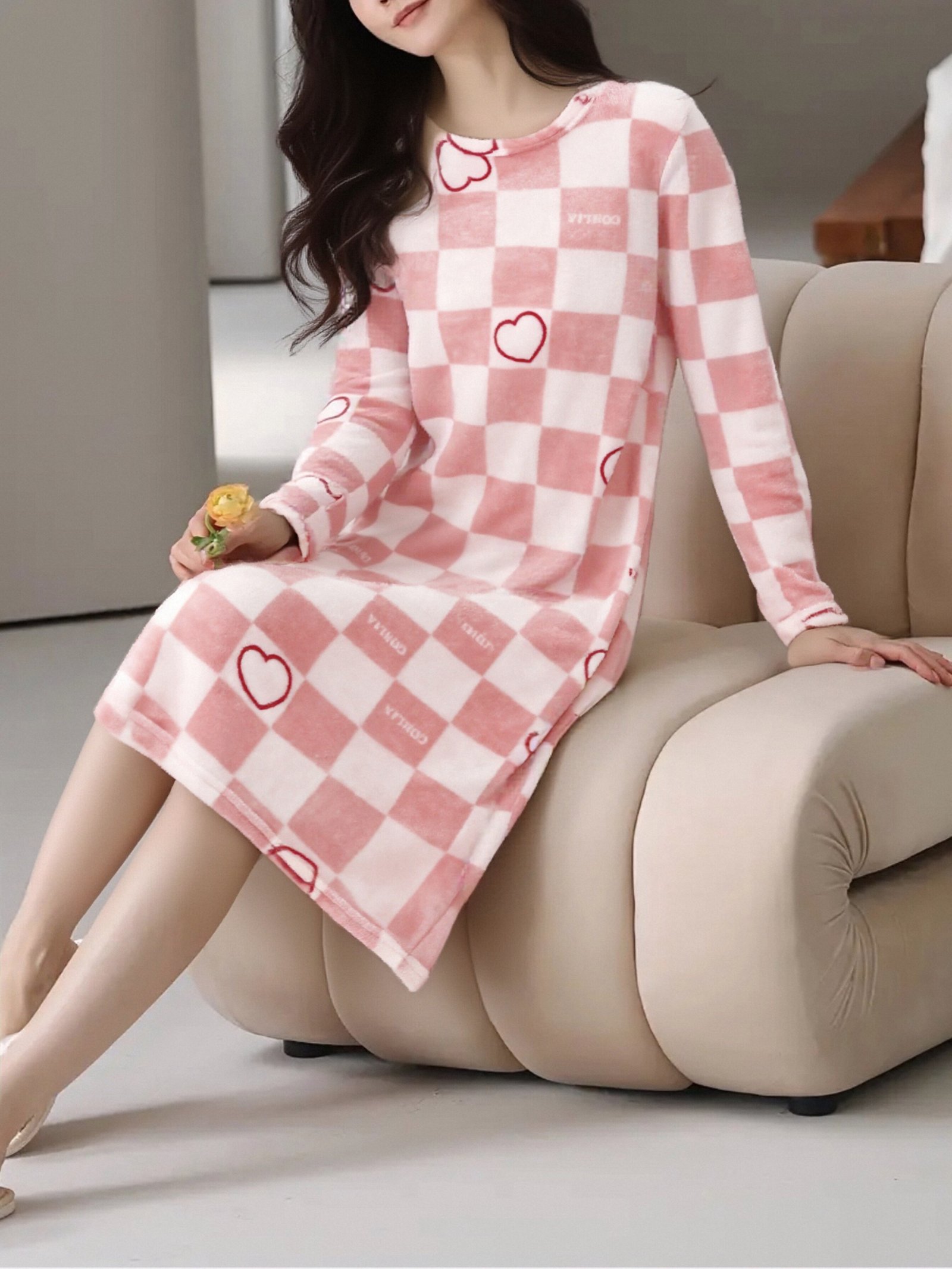 אלגנטיות של חמימות: שמלת לילה קטיפתית יוקרתית ללילות החורף – תמונה 2