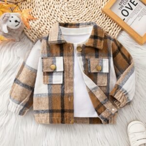 دفء وأناقة لا تضاهى: معطف المربعات الشتوي لأبطالك الصغار!
