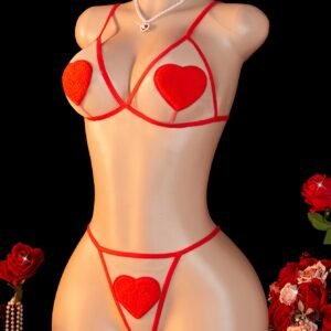 نيران الشغف الذهبية: طقم لانجري القلب الساحر