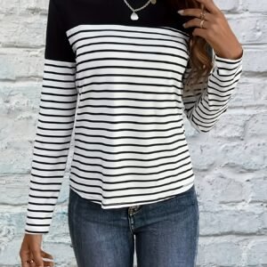 أناقة عصرية يومية: بلوزة مخططة بأكمام طويلة