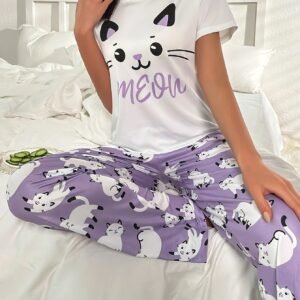 راحة وأناقة لا تضاهى: طقم بيجامة القطة والرسائل الجذاب.