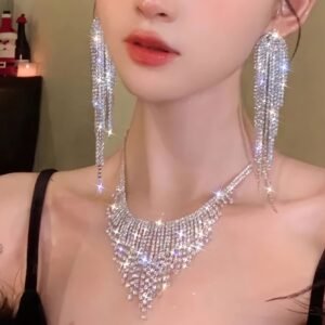 تألقي بأناقة ملكية: طقم المجوهرات الفاخر المتدلي