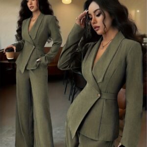 تألقي بأناقة عصرية: طقم البدلة السادة الفاخر