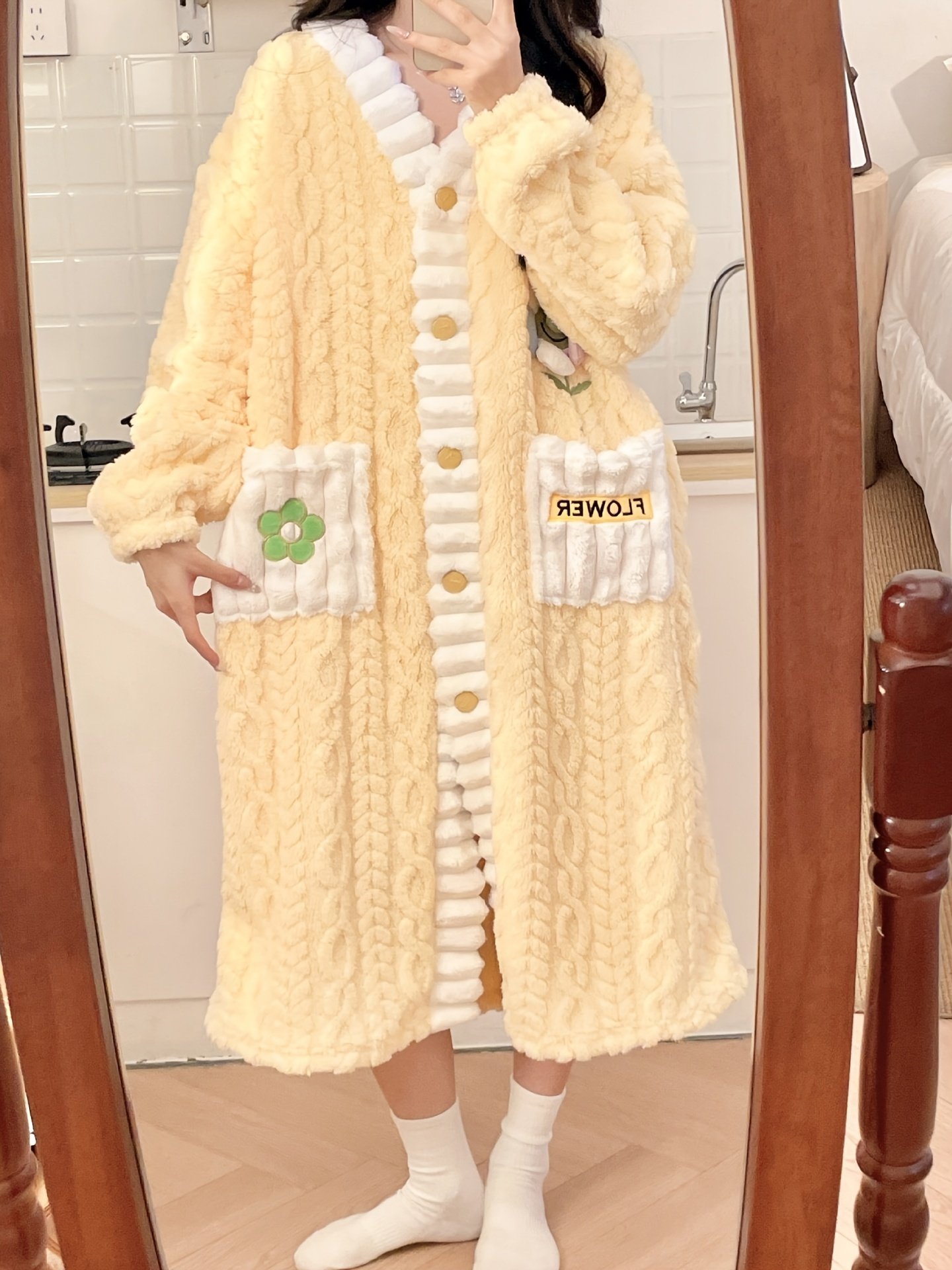 אלגנטיות של חמימות: חלוק שינה חורפי עם הדפס חמניות זוהר – תמונה 6