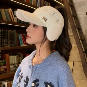 رفاهية الدفء والأناقة: قبعة الكشمير الشتوية الواقية للأذنين!