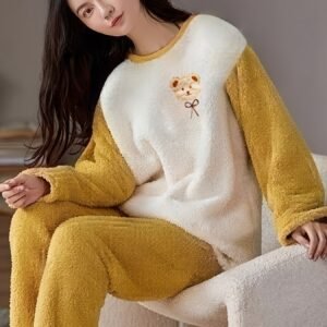 ليالٍ دافئة بلمسة مرحة: بيجامة الشتاء المخملية بطبعة الدب الأنيقة!