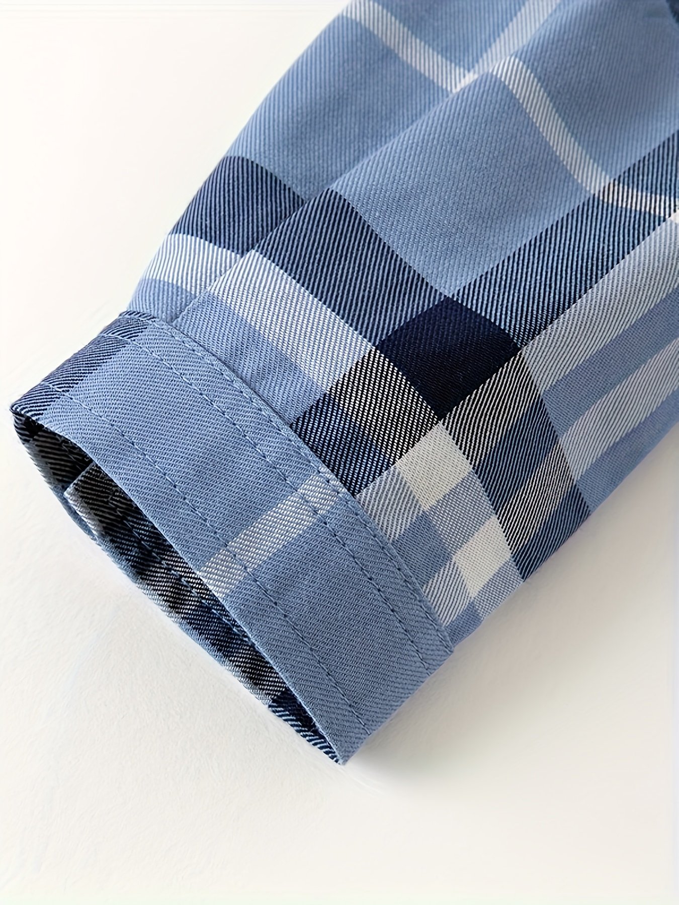 חולצת משבצות לבנים: אלגנטיות ונוחות לכל הרפתקה! – תמונה 10