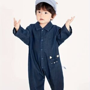 אוברול הג'ינס האייקוני לילדך: סטייל פרקטי וכיף בלתי נגמר!