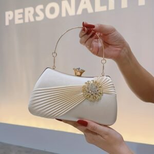 بريق الشامبين: حقيبة السهرة الفاخرة التي لا غنى عنها