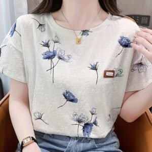 قميص الزهور البيضاء: حيث تلتقي الأناقة بالراحة الصيفية!