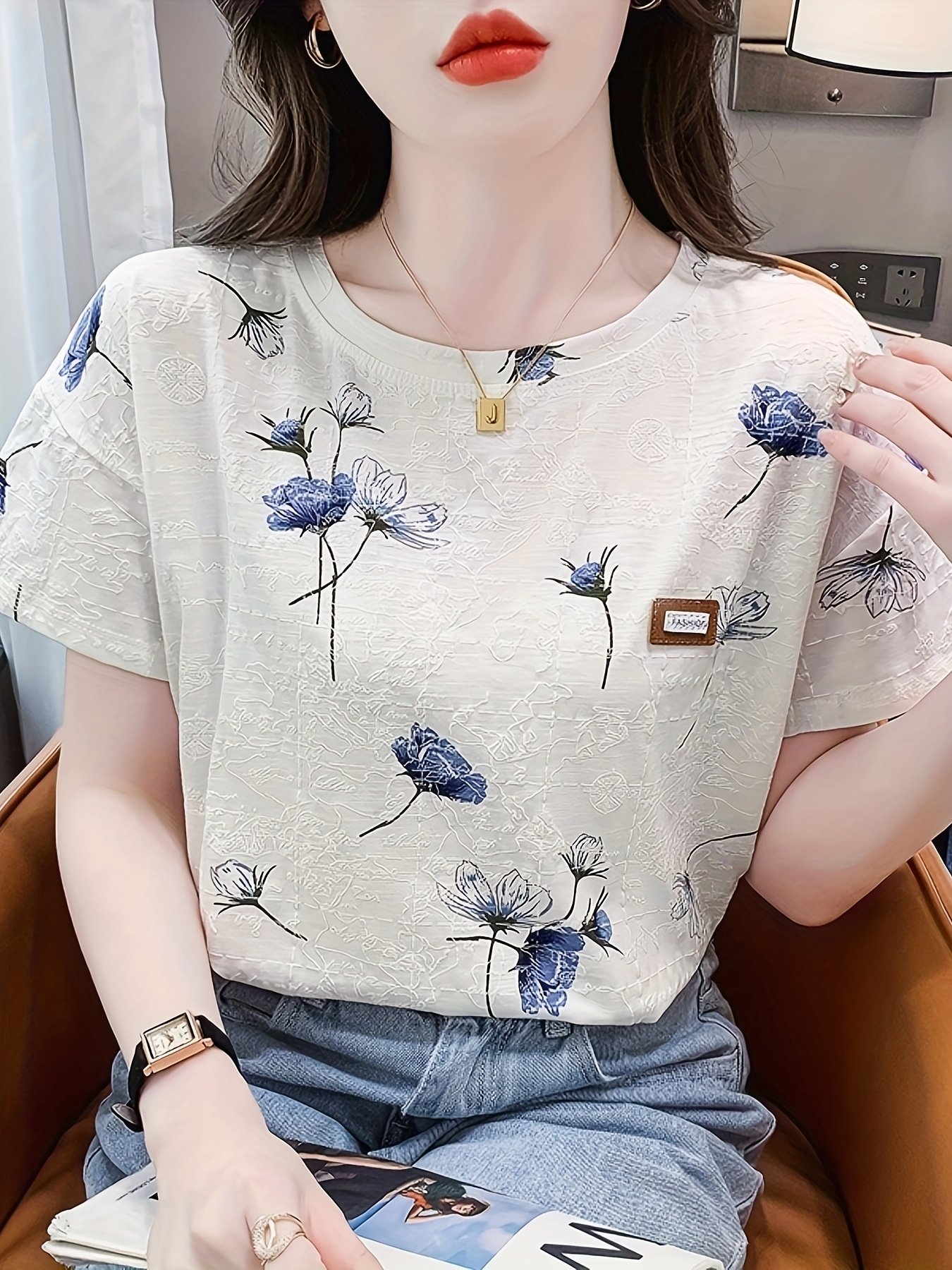 قميص الزهور البيضاء: حيث تلتقي الأناقة بالراحة الصيفية!