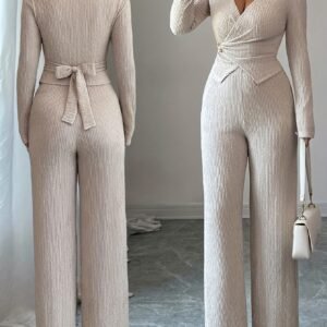 جاذبية لا مثيل لها: طقم المشمش الفاخر لامرأة متألقة