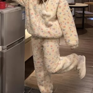 חבקי את החורף בחמימות שאי אפשר לעמוד בפניה: פיג'מת פליז קורל קטיפתית עם קפוצ'ון!