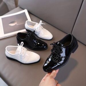 أناقة رسمية لا تُضاهى لصغارك: حذاء الأولاد الأسود اللامع