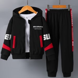 أناقة الأبطال الصغار: طقم SUPER الرياضي الخريفي المثالي!