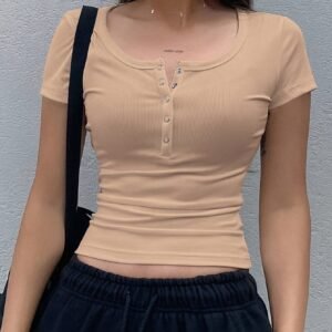 جاذبية الصيف: تيشيرت نسائي بقصة مميزة