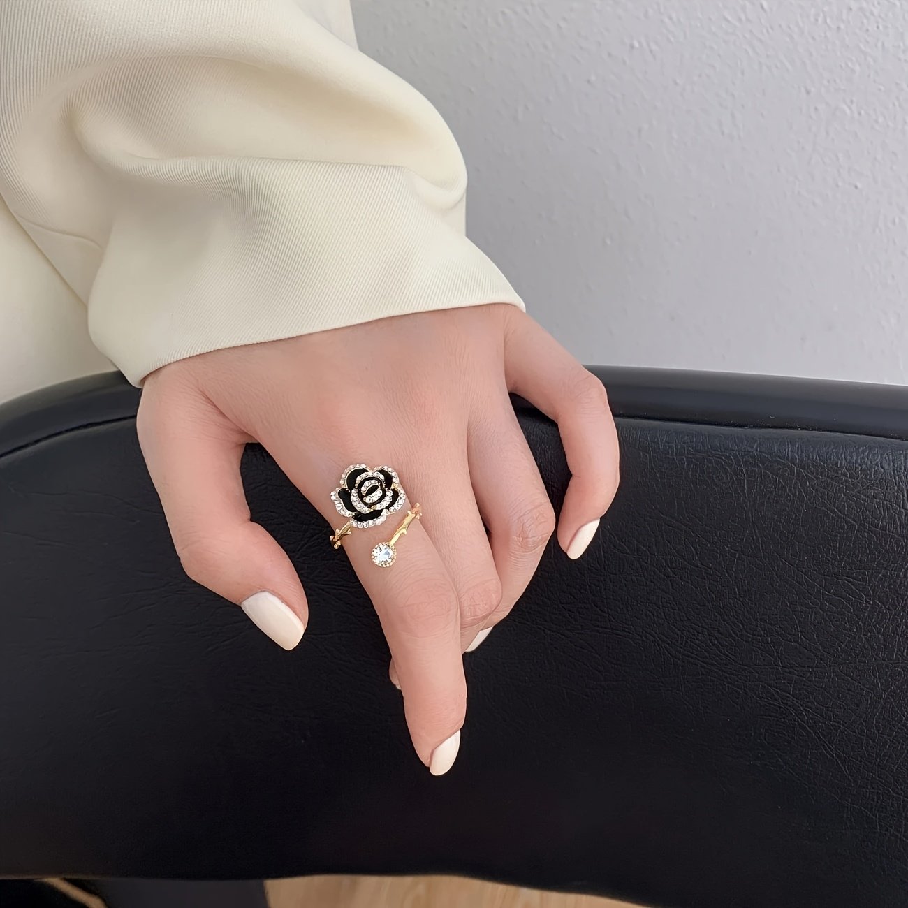 Alluring Black Rose Ring: Gleaming Vintage Elegance! - Image 6