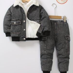 مغامرات دافئة: طقم الدنيم الأنيق لأبطالك الصغار