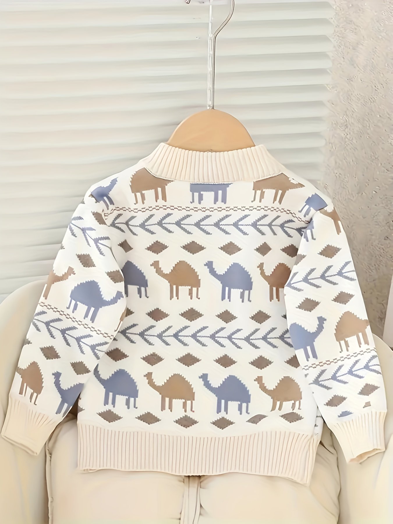 دفء الشتاء بلمسة عصرية: سترة الأولاد بتصميم هندسي أنيق! - الصورة 2