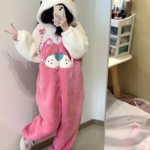 חמימות החורף בנגיעה שובבה: פיג'מת חתול קטיפתית מקשה אחת!