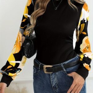 تيشيرت الزهور الفاتن برقبة عالية: أناقة لا تبهت، راحة تدوم!