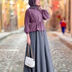 הברקי במגע של אלגנטיות יוקרתית: סט החצאית והחולצה המושלם