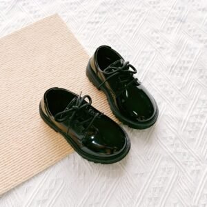 حذاء الأولاد الأنيق: أناقة لا تضاهى وراحة تدوم لكل مغامرة!