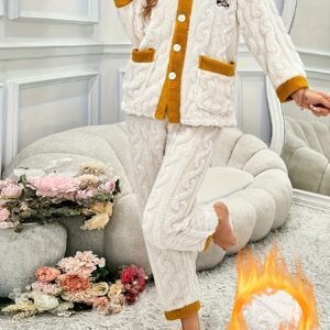 دفء فاخر وأناقة لافتة بلون الشمس: طقم الفليس المضلع لمنزلكِ المثالي!