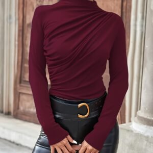 دفء الشتاء بلمسة أناقة: بلوزة الياقة العالية المرنة